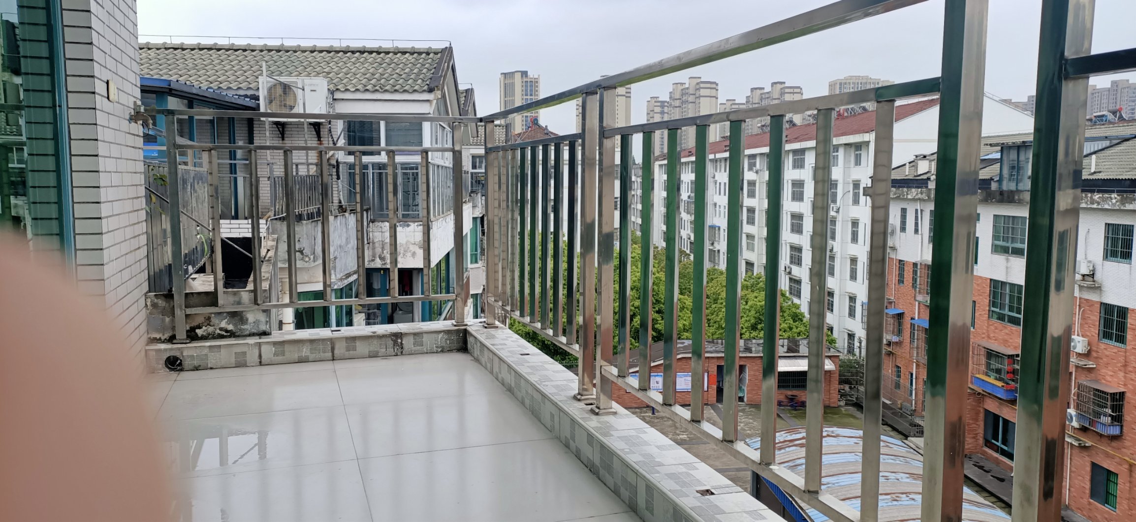 青青家園四期頂樓送超大露臺，三室兩廳兩衛(wèi)，小區(qū)環(huán)境好