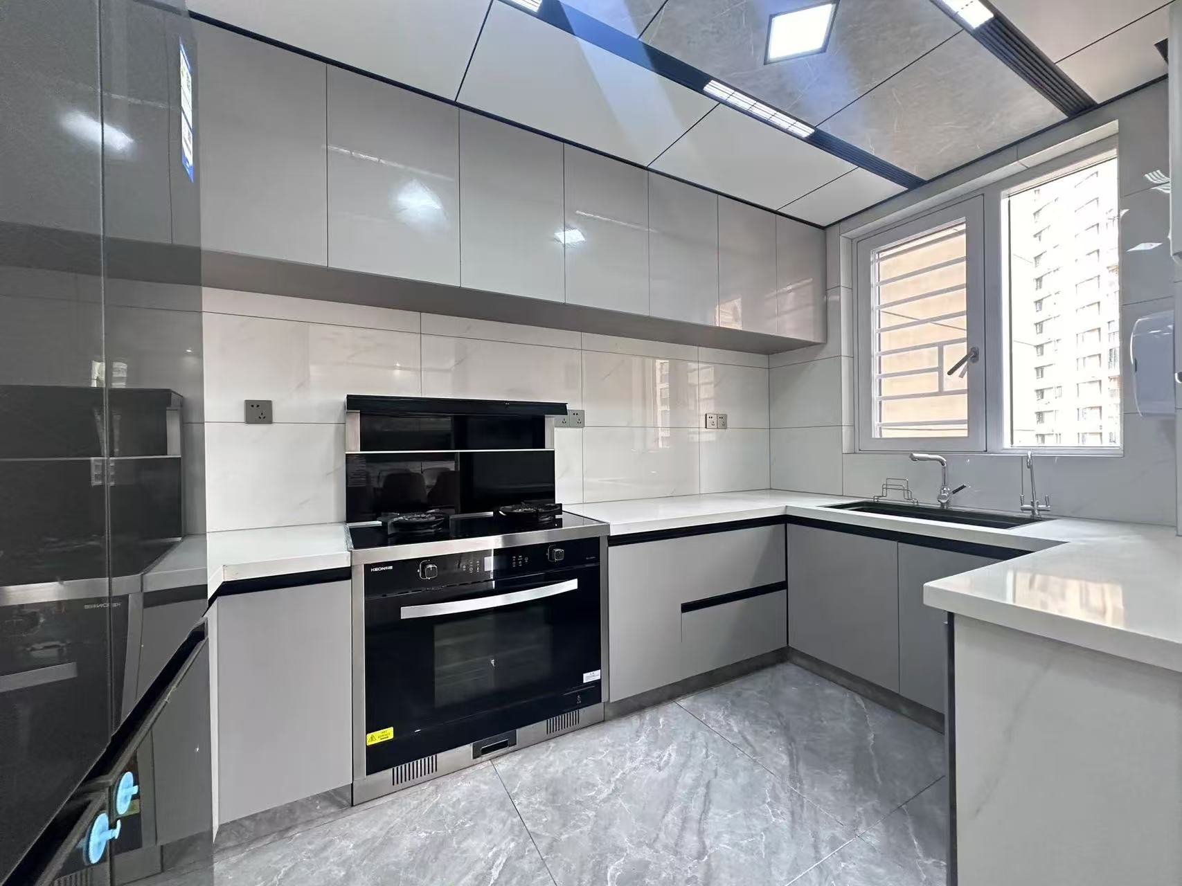 亏本出售，满庭春，边户，双阳台，精装大三房，基本未住，证满二，中间楼层