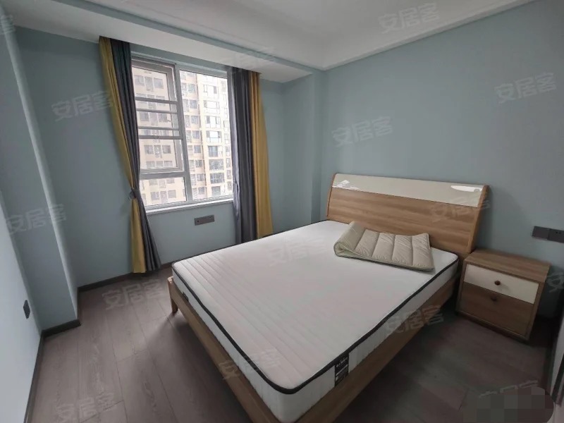 满庭春六期，9.9成新，中间楼层，精装三房两卫，南北双阳台，东边户，