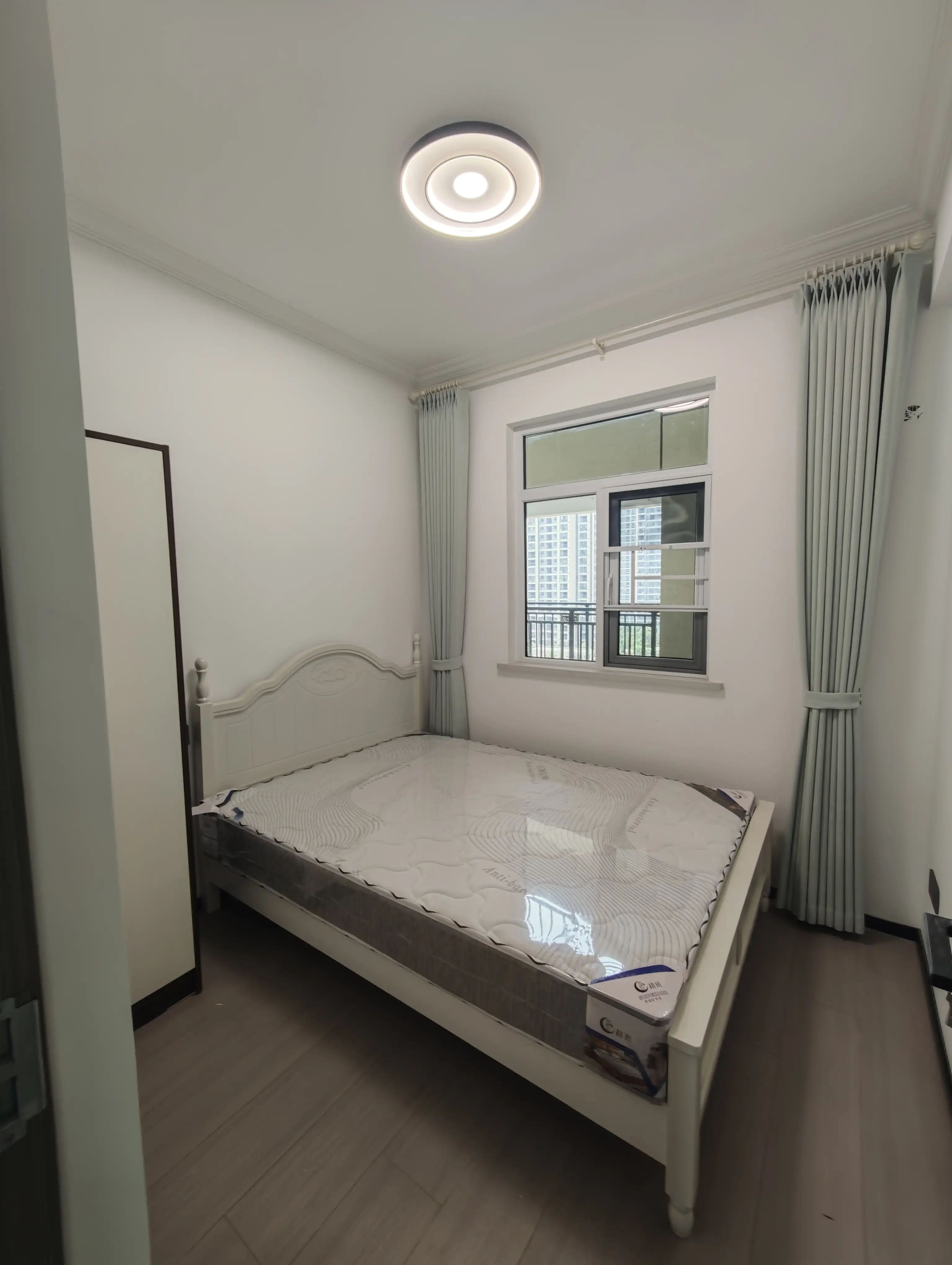 降价了，捡漏，风和日丽，精装三房两卫，单价5千精装，好楼层，阳台外就是三中