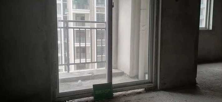 锦江国际毛坯三房电梯中高楼层诚心出售，有钥匙看房方便