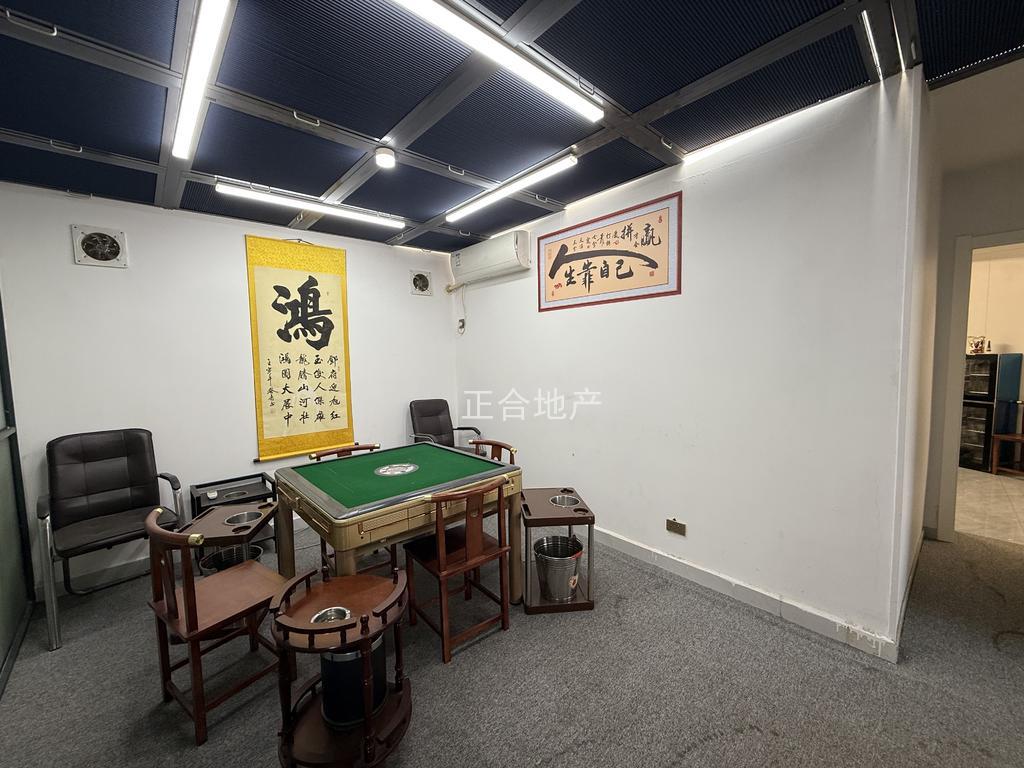 城南带院子三层私房，你想要的都有，茶室，棋牌室，ktv娱乐室等，有天有地有院子，对比别墅有过之而无不及