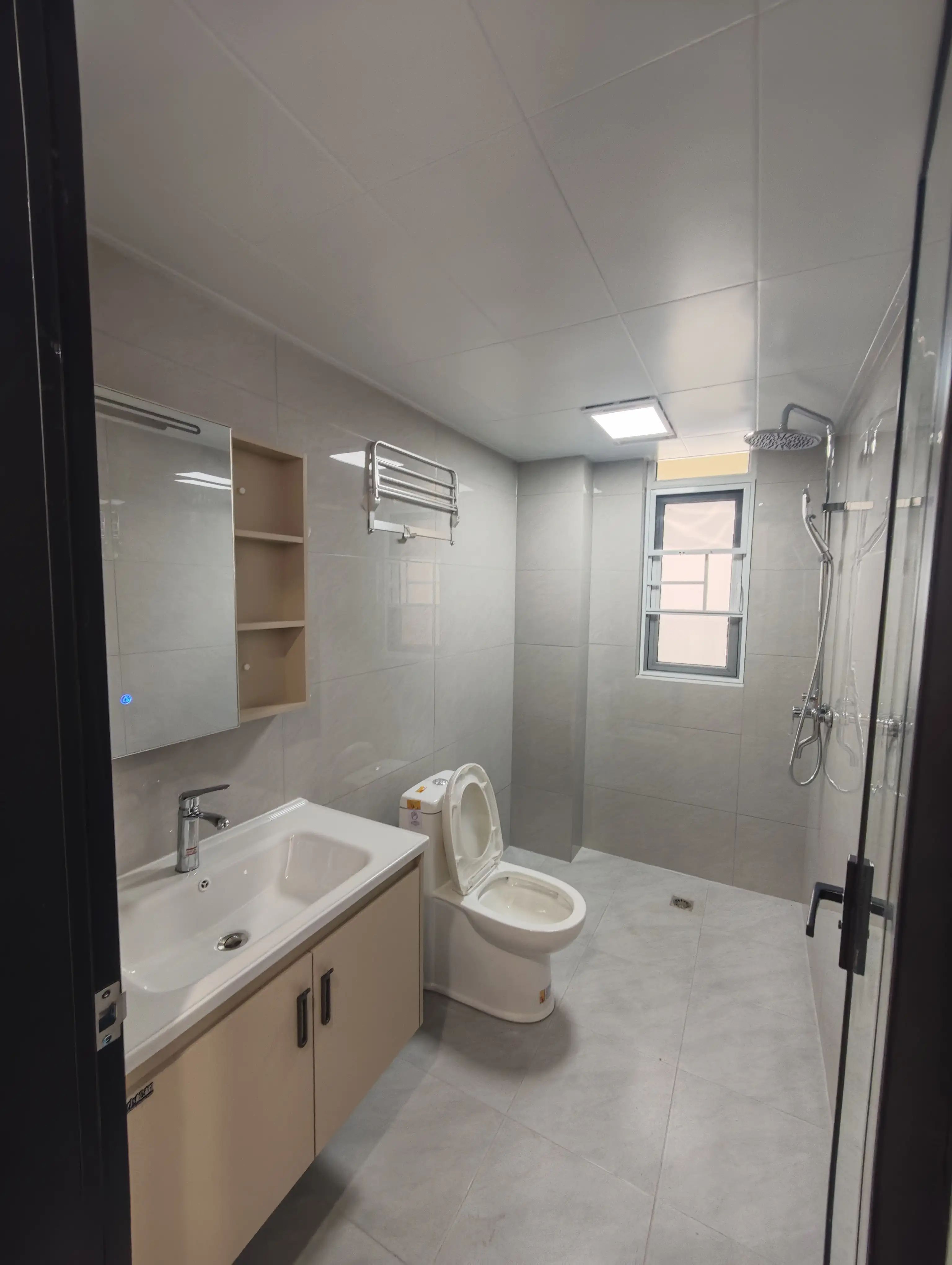 降价了，捡漏，风和日丽，精装三房两卫，单价5千精装，好楼层，阳台外就是三中