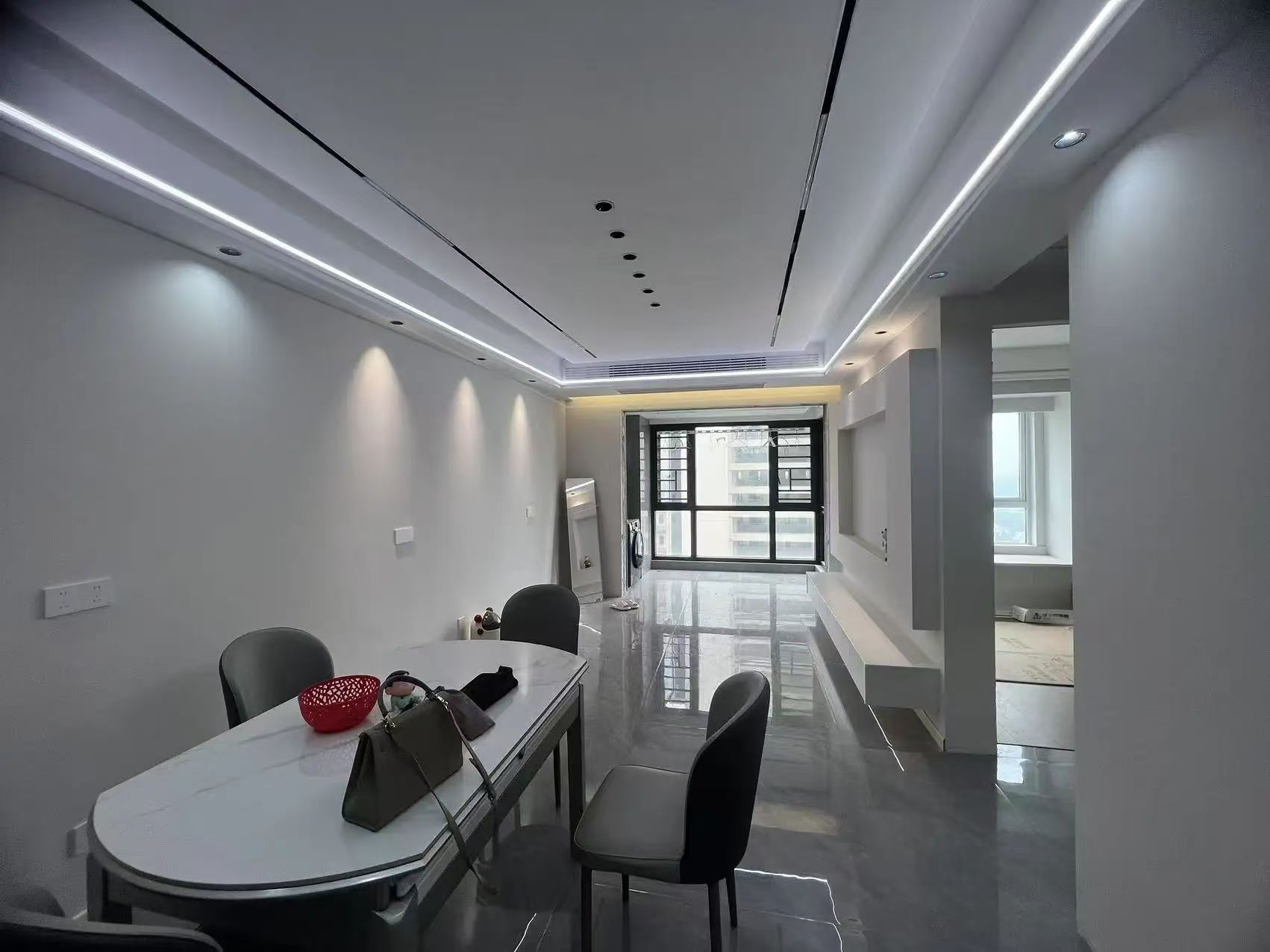 捡漏，诚心出售，城南，次新小区，新三中对面，全新精装三房，好楼层