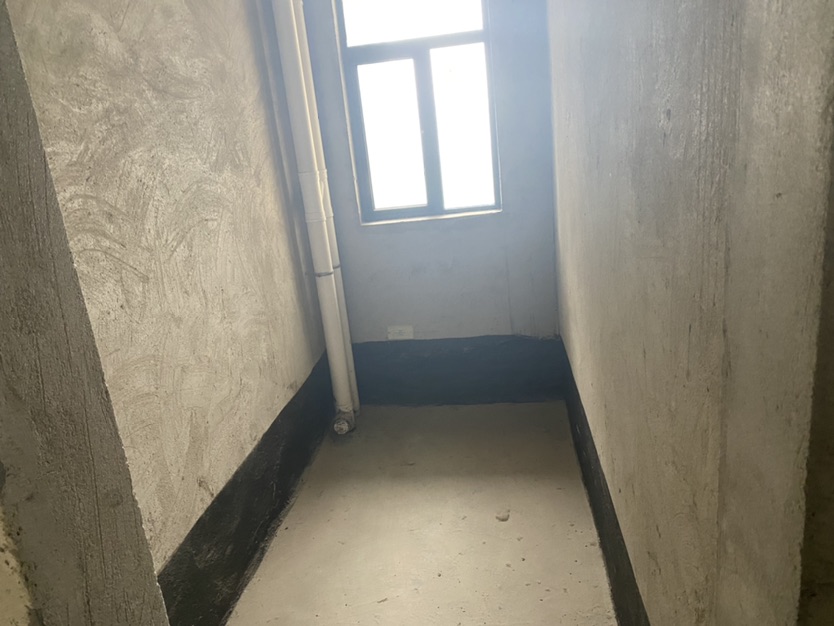 新城一號(hào)四期湖景房戶型好南北通透，周邊商圈成熟 樓層 附近