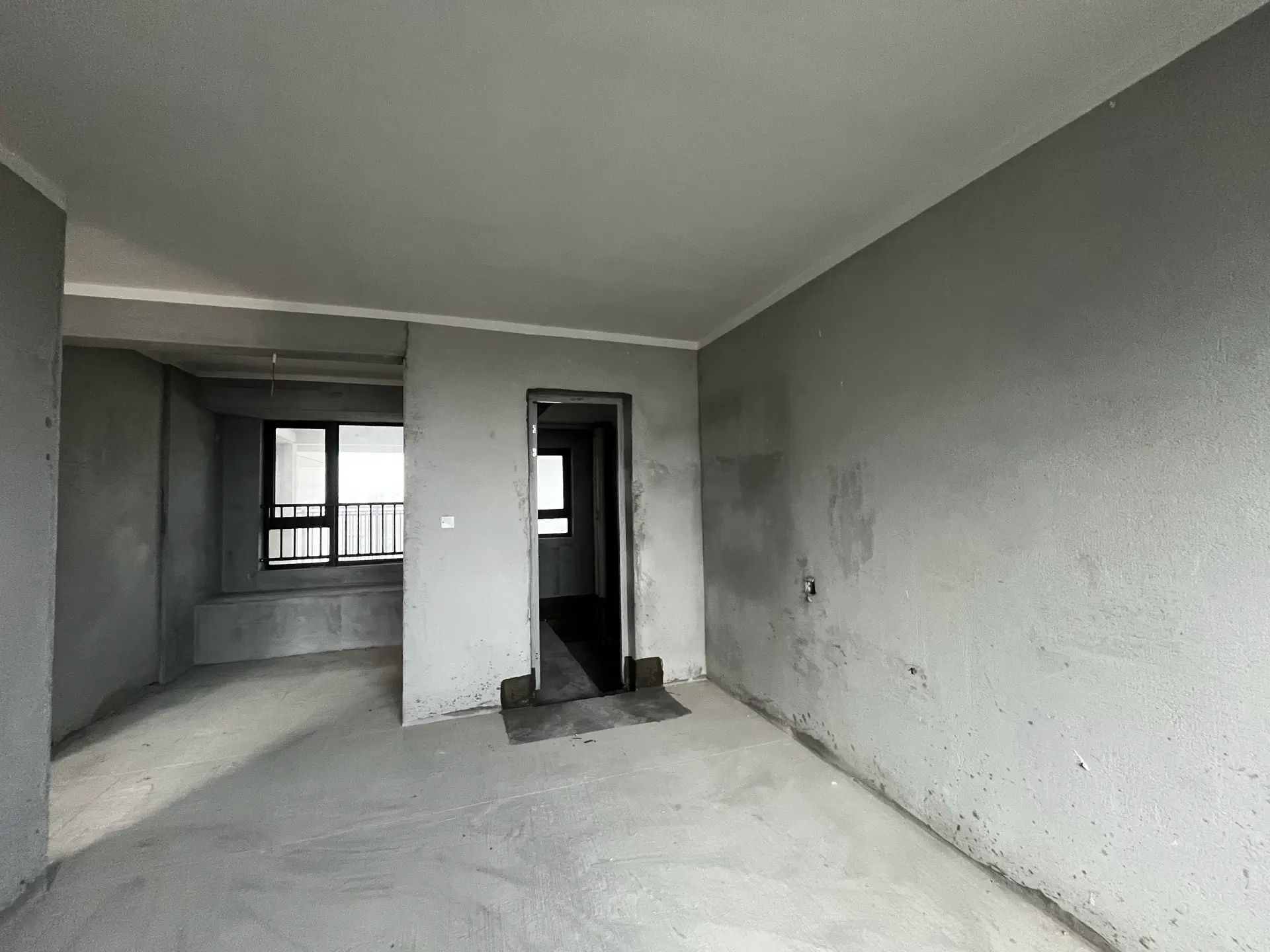 捡漏，吾悦广场，送车位的现房，好楼层，诚心出售