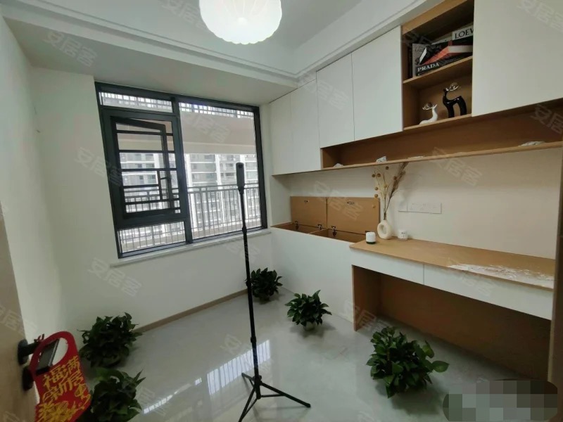 城南，吾悅?cè)A府，精裝修三房二廳二衛(wèi)，房東急售，好樓層，大陽(yáng)臺(tái)，拎包入住
