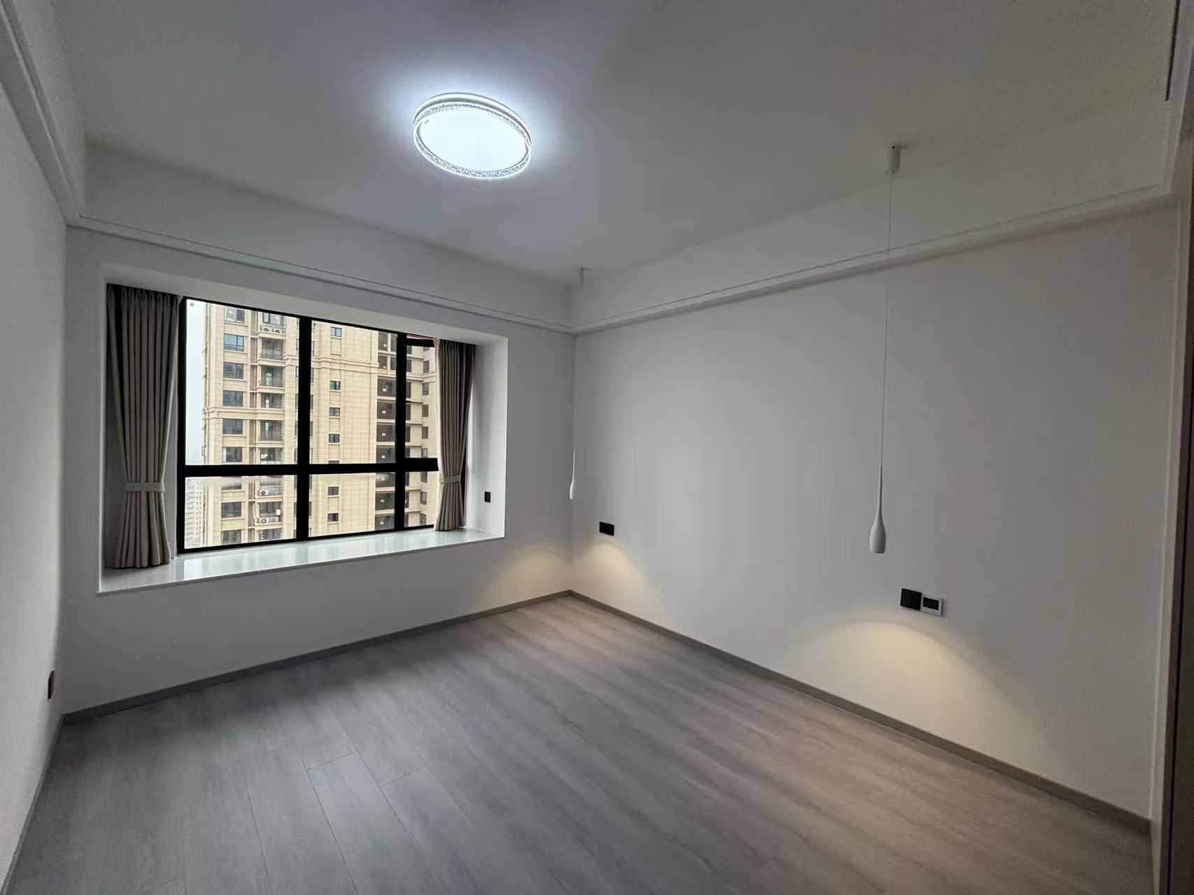 御湖世家3室2厅2卫全新精装修全屋中央空调已装好拎包即住！优价出售