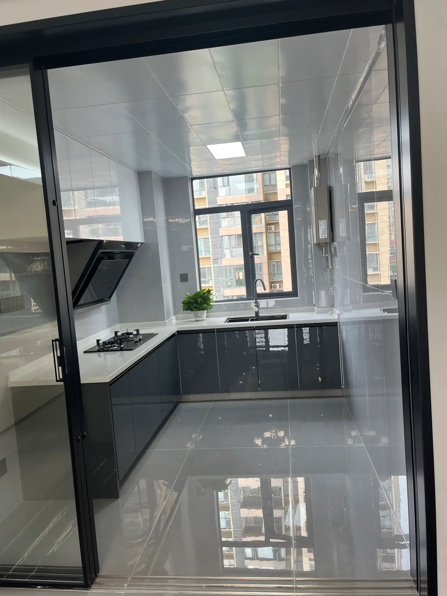 降价了，急售，元泰C区，精装​三房两‮两厅‬卫，全新装修，南‮通北‬透‬，证满二