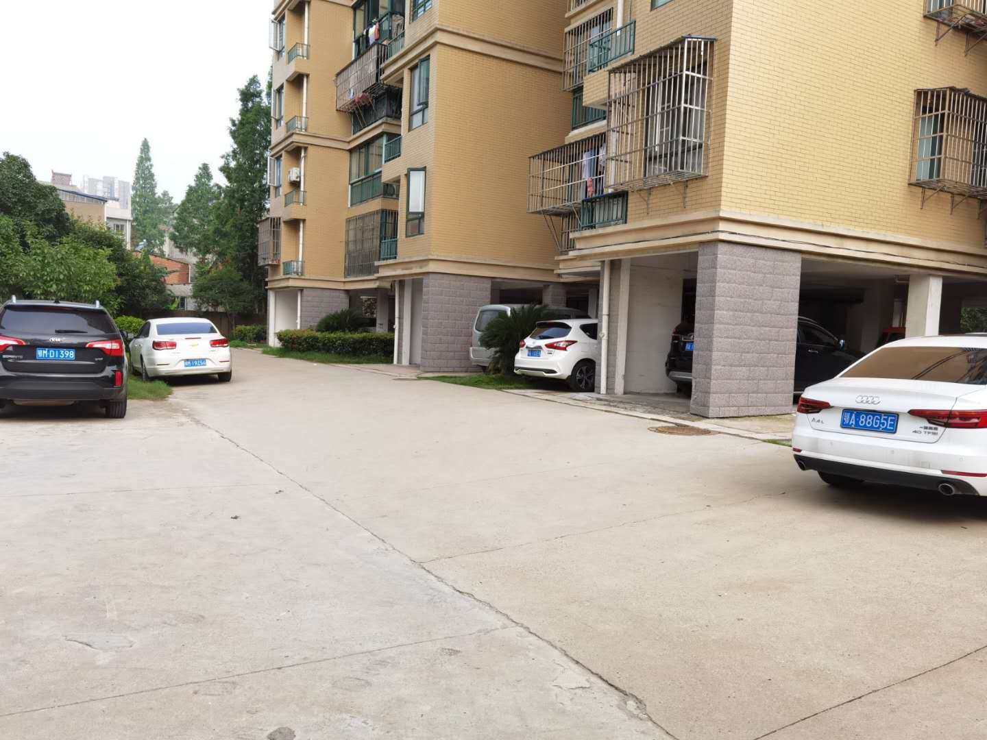 黃荊社區(qū)電梯精裝三房小區(qū)停車(chē)位足地段好 即住