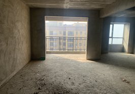 元泰清华园 毛坯大三房 送45个平方 可以做复式楼 上面可以做两间房