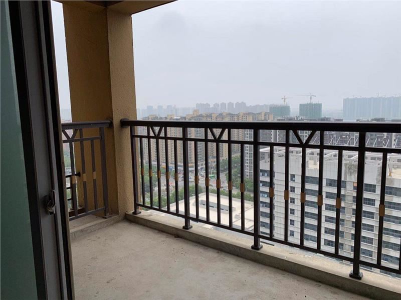 錦繡江山，毛坯三房，想怎么裝就怎么裝，可以按揭，單價(jià)5000一點(diǎn)