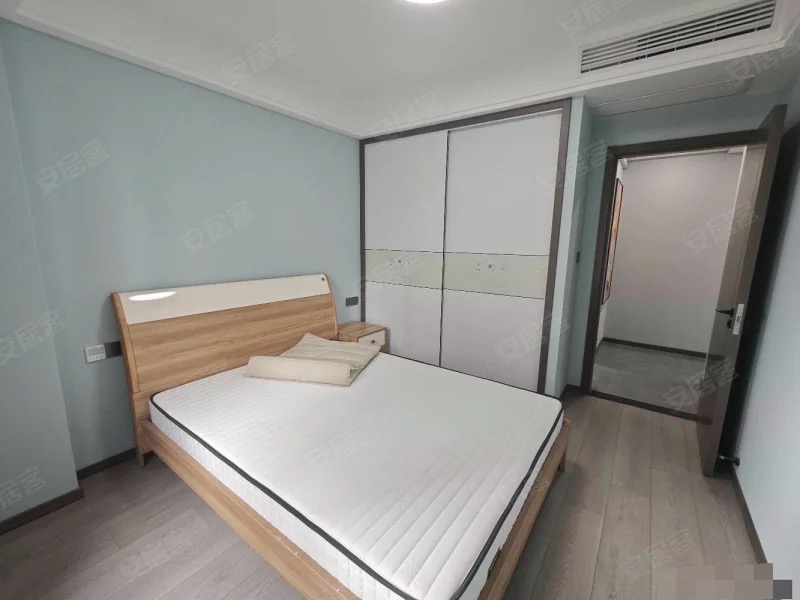 满庭春六期，9.9成新，中间楼层，精装三房两卫，南北双阳台，东边户，