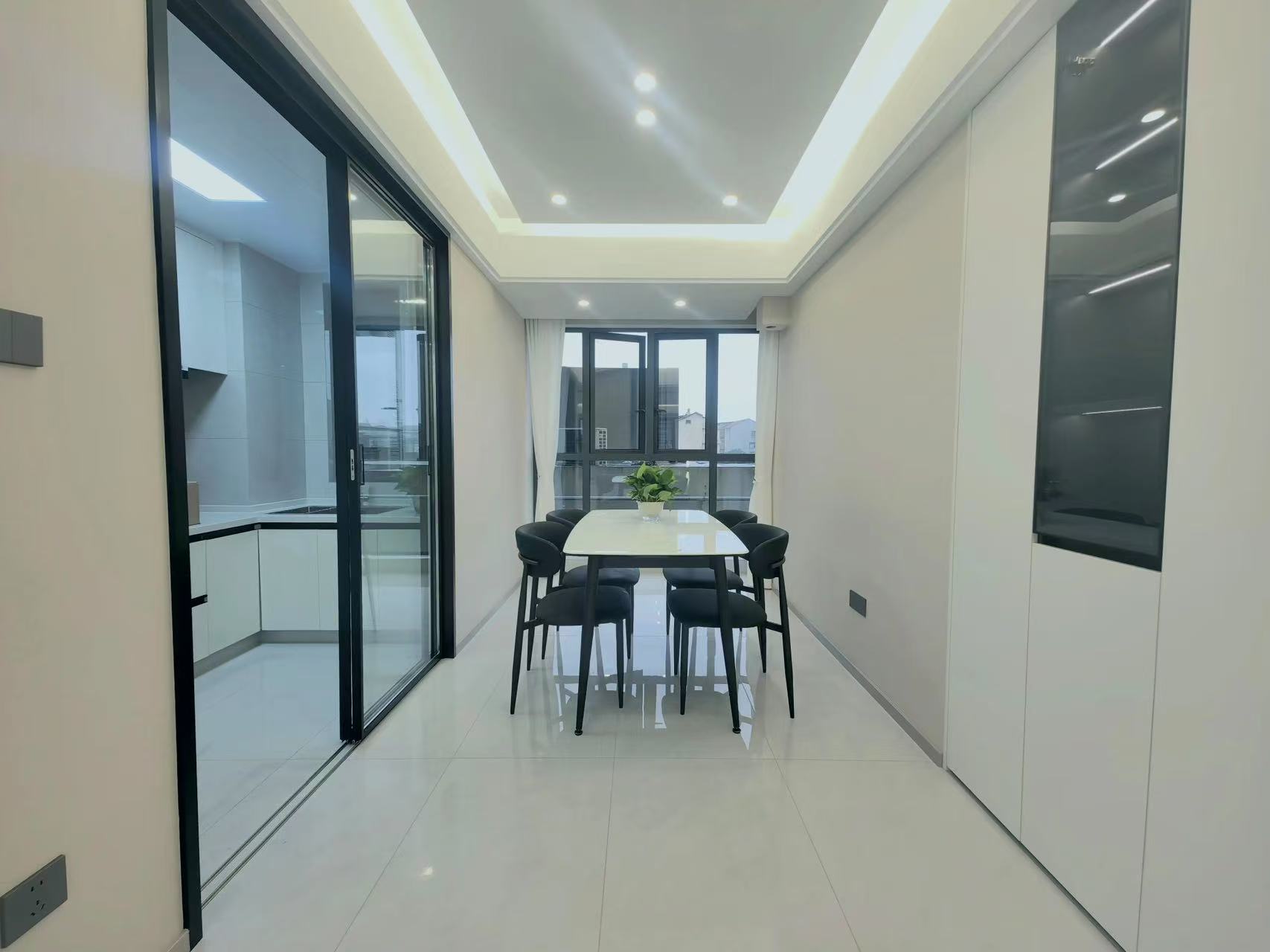 商城旁，三合鑫城，电梯精装3房两卫，全新装修，拎包入住，老证，