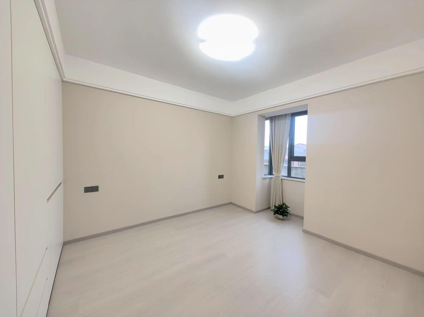 商城旁，三合鑫城，电梯精装3房两卫，全新装修，拎包入住，老证，