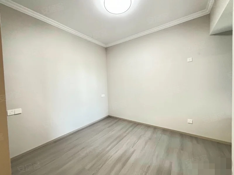城南，南国明珠，精装三房，证满二，全新装修，中间好楼层，
