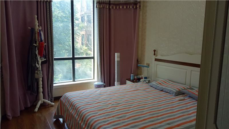綠地華庭140精裝修滿二贈送小陽臺步梯樓層好