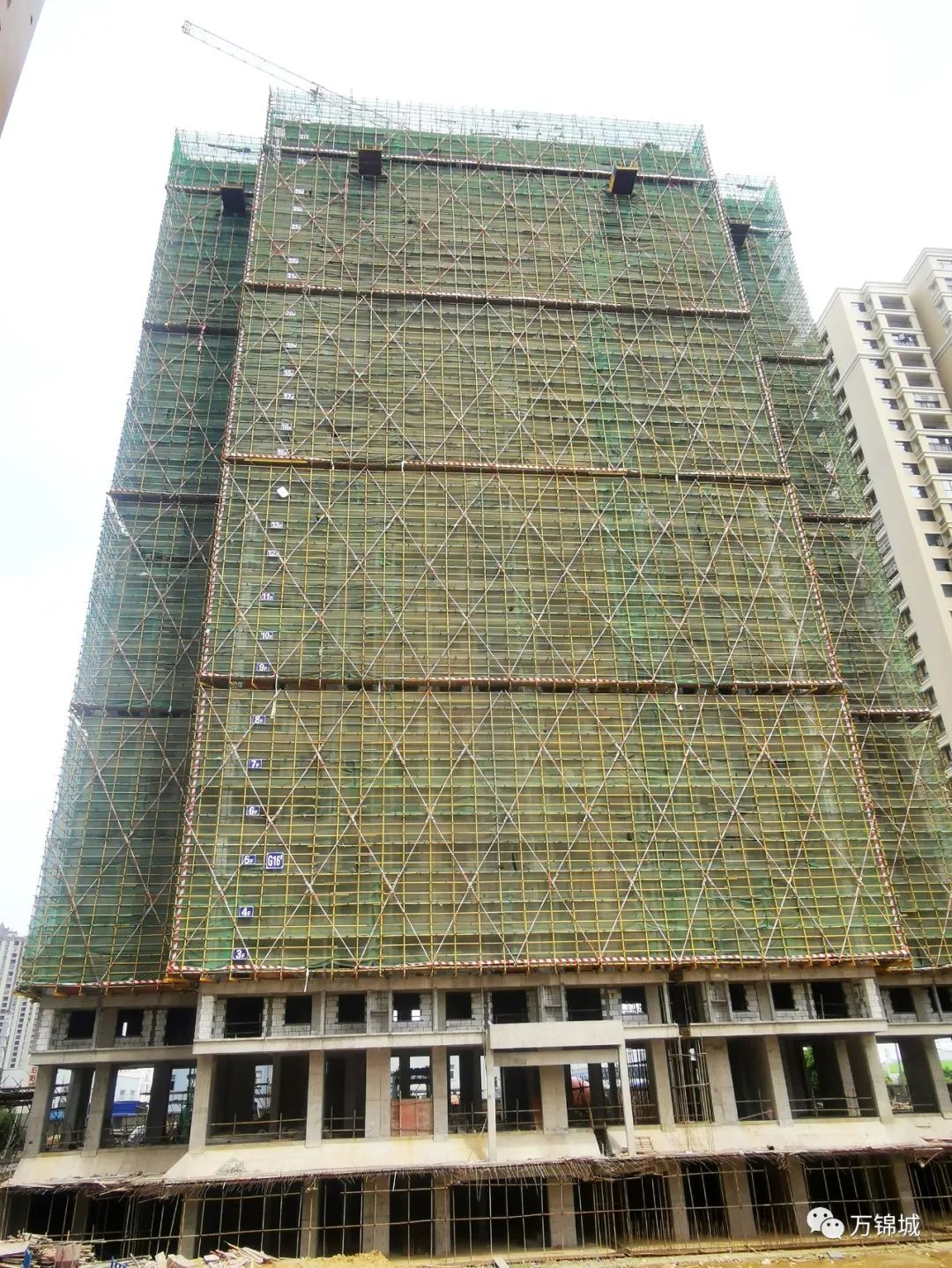 万锦城4月工程进度：G12号楼已封顶，屋面钢筋绑扎