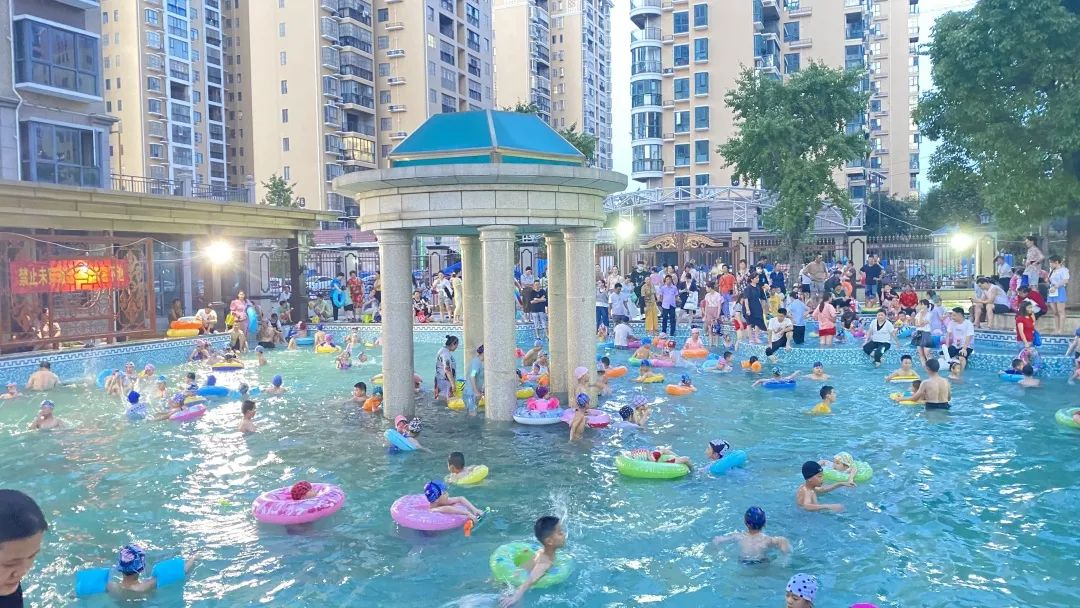 港锦新城游泳池开放中，清凉购房节钜惠来袭！
