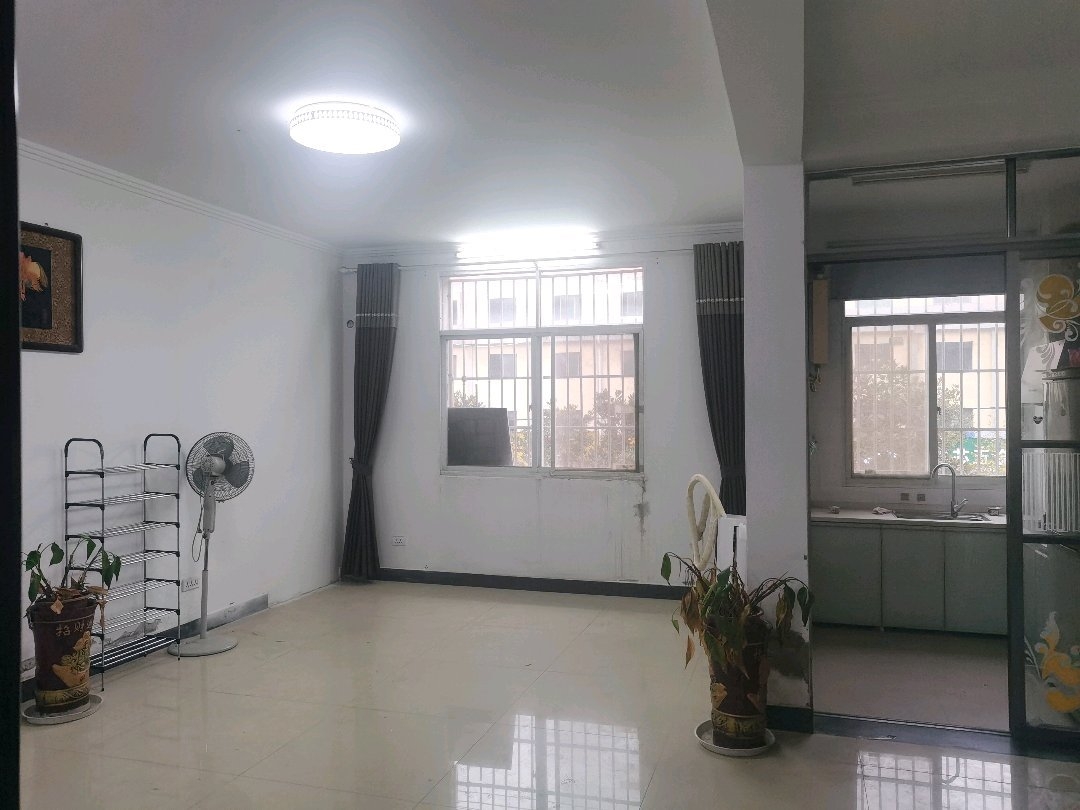 仙桃xiao学附近步梯中间好楼层，户型方正采光通风很好。