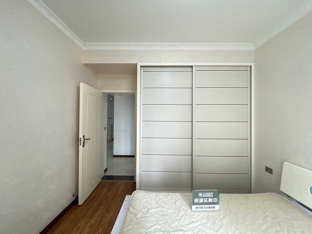 漫城林語2室2廳1廚1衛(wèi)精裝修家具家電全配1300元優(yōu)價(jià)出租！