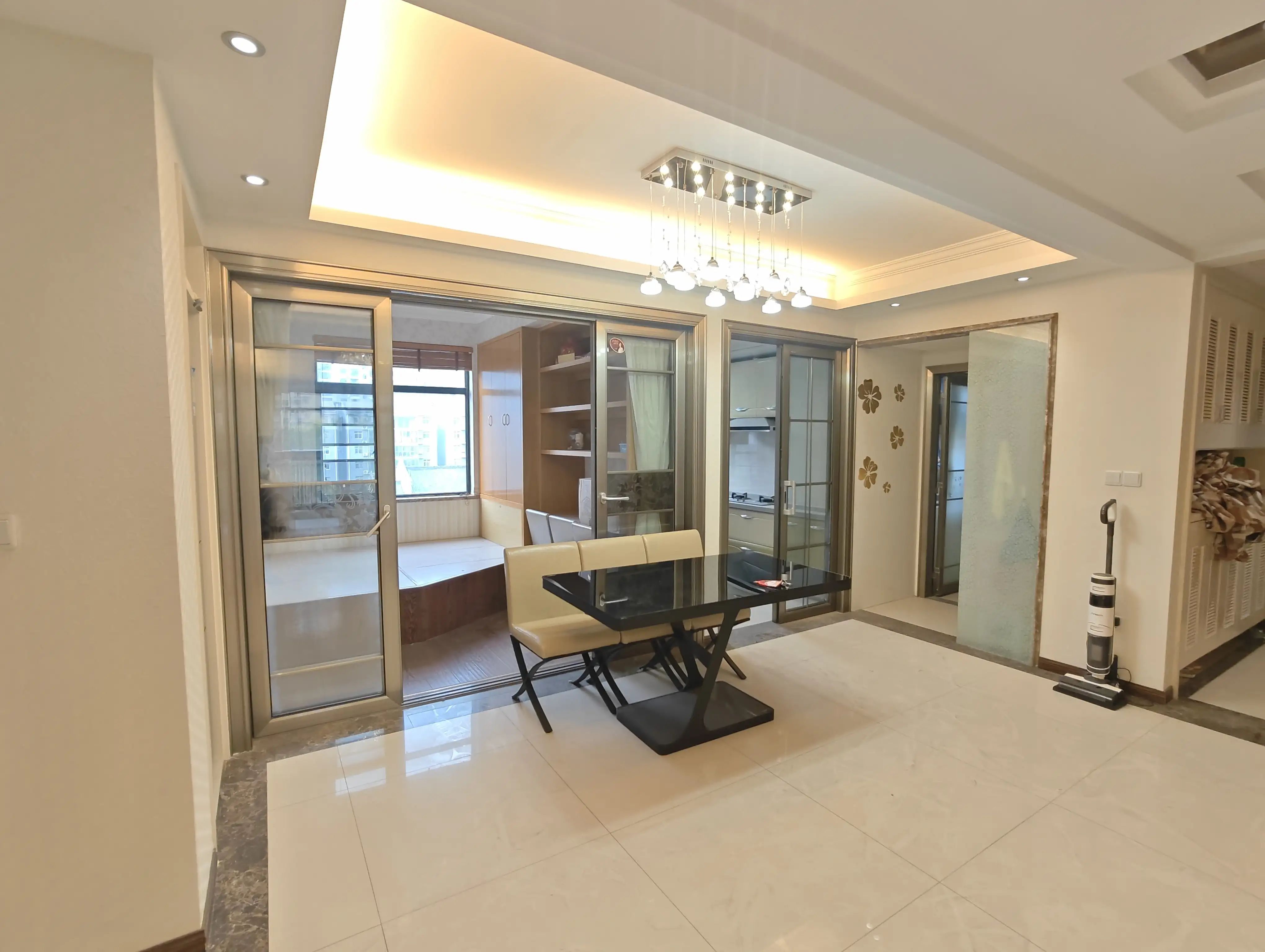 新城壹号3室2厅2卫精装修拎包即住远离高速没有燥音！