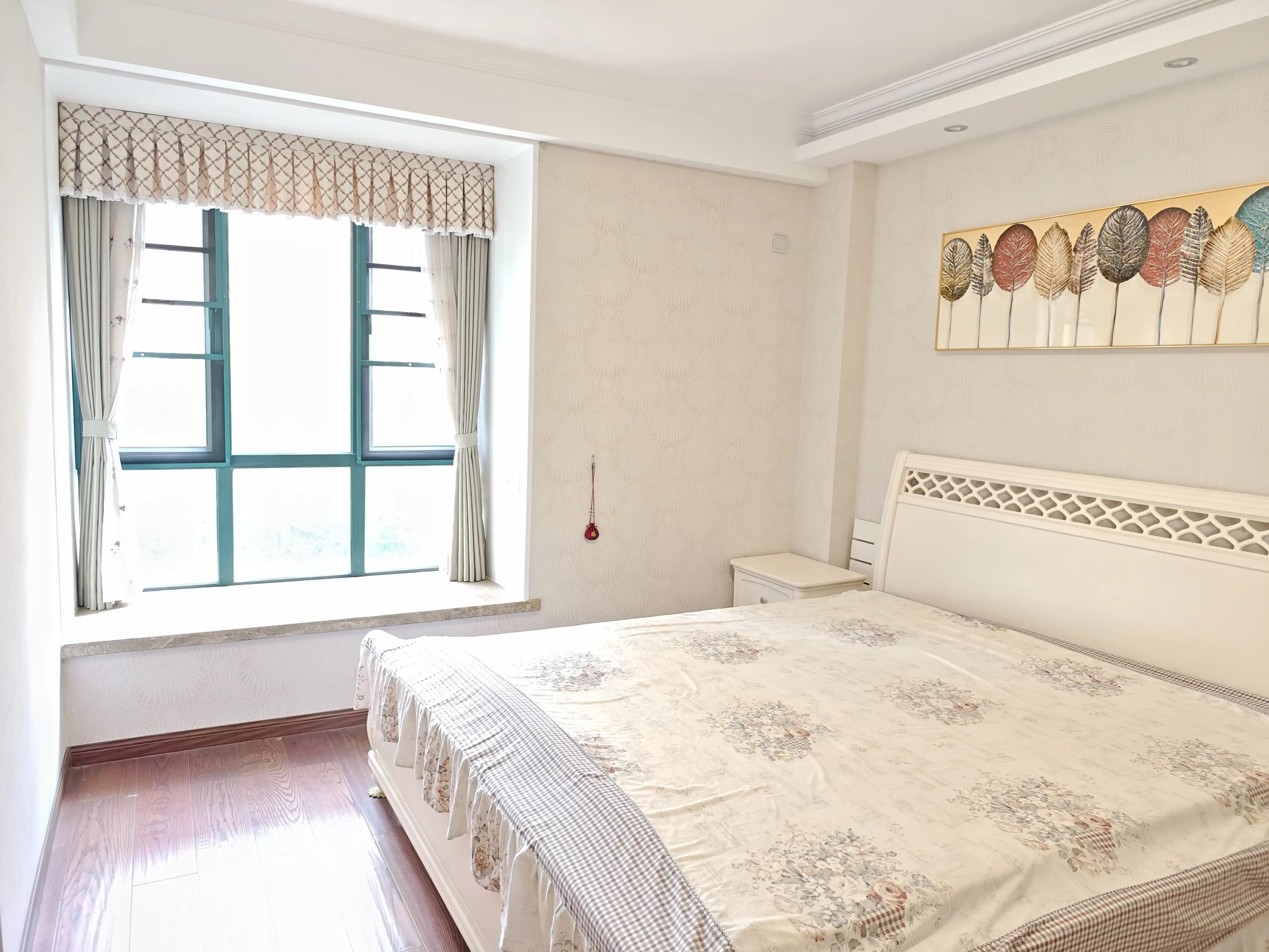 新城壹号3室2厅2卫精装修拎包即住远离高速没有燥音！