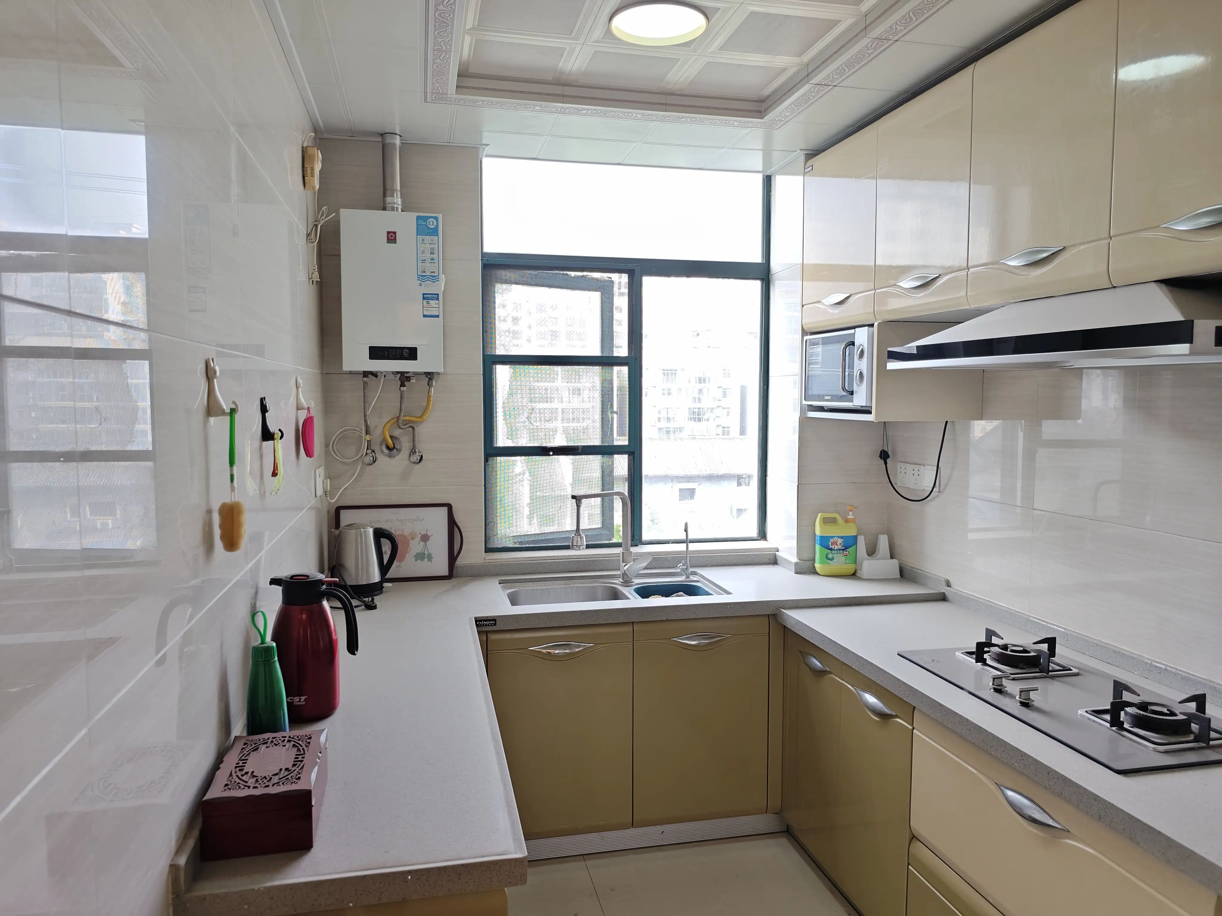 新城壹号3室2厅2卫精装修拎包即住远离高速没有燥音！