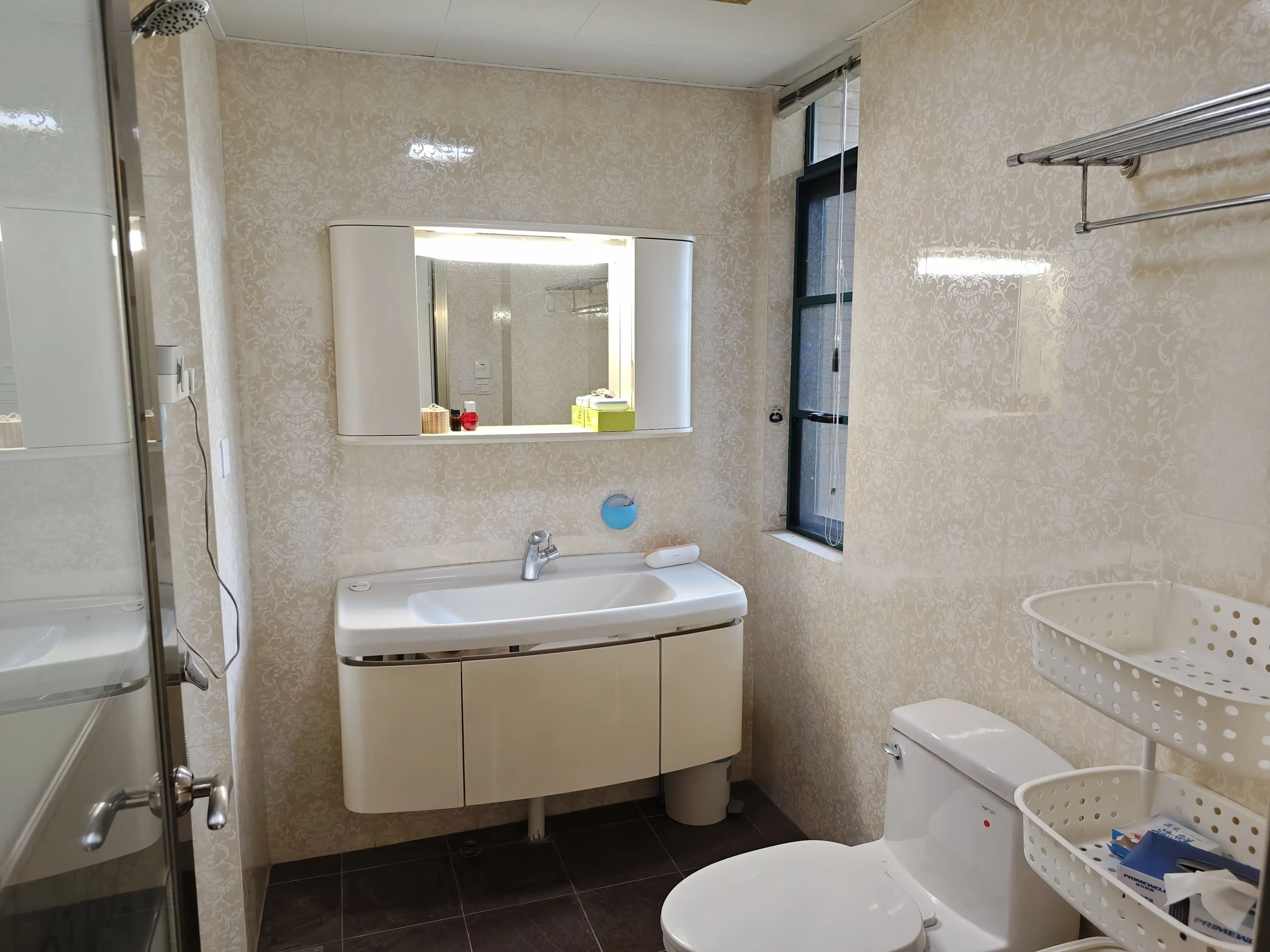 新城壹号3室2厅2卫精装修拎包即住远离高速没有燥音！