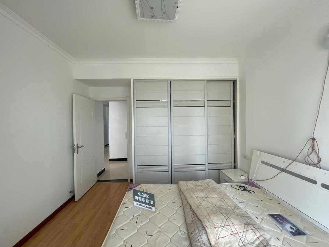 漫城林语3室2厅1卫精装修保养完好优价出售！