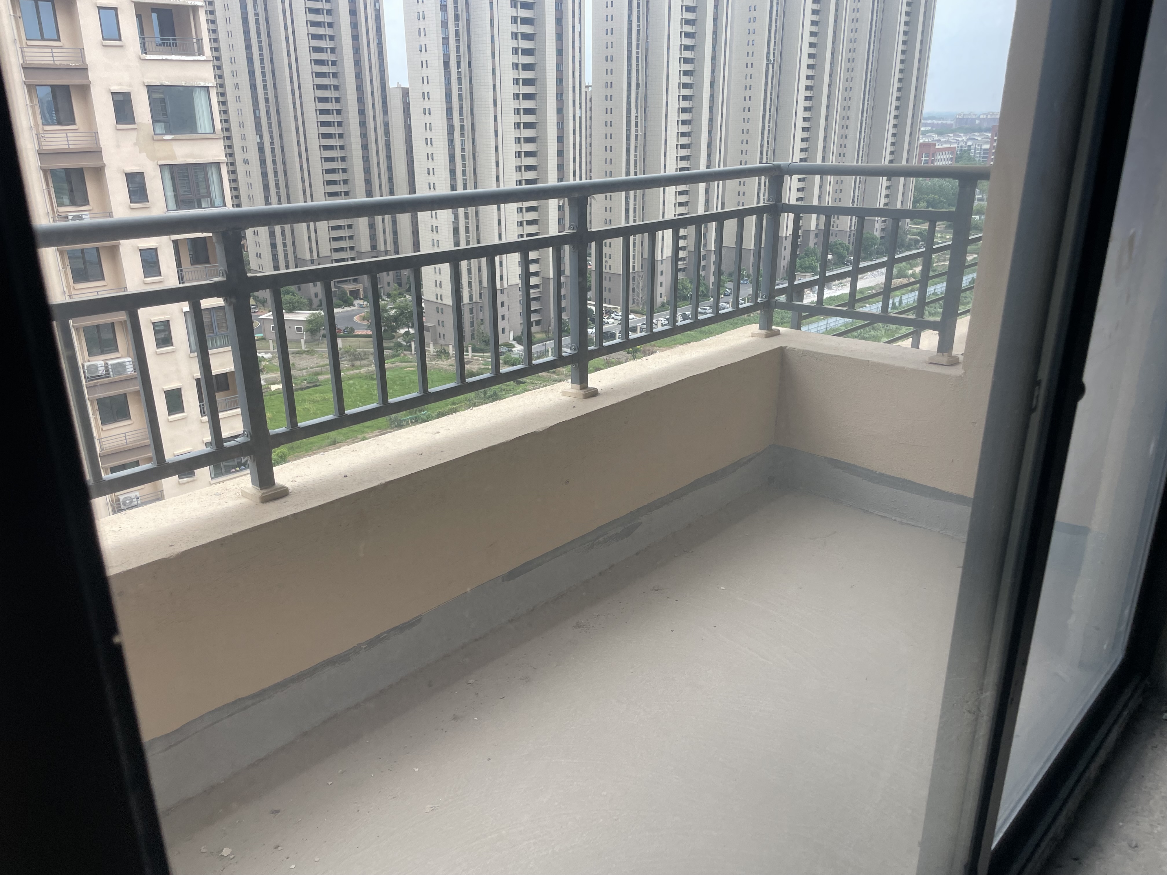 荣怀及第世家3室2厅2卫，全新毛坯房南面双阳台，优价出售！