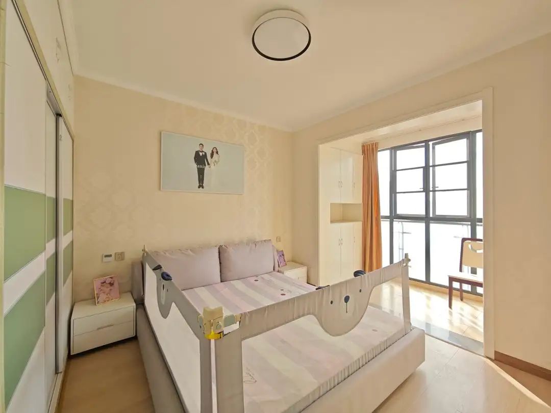 紫润尚城3室2厅1精装修家具家电齐全拎包即住！