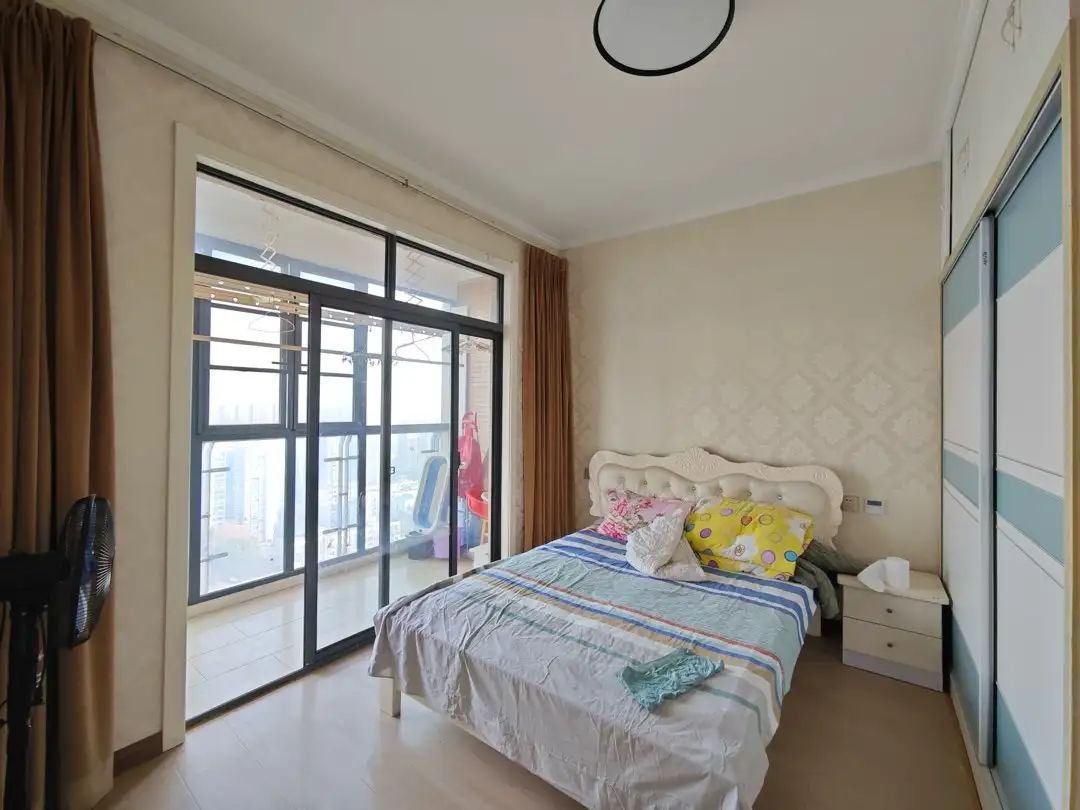 紫润尚城3室2厅1精装修家具家电齐全拎包即住！