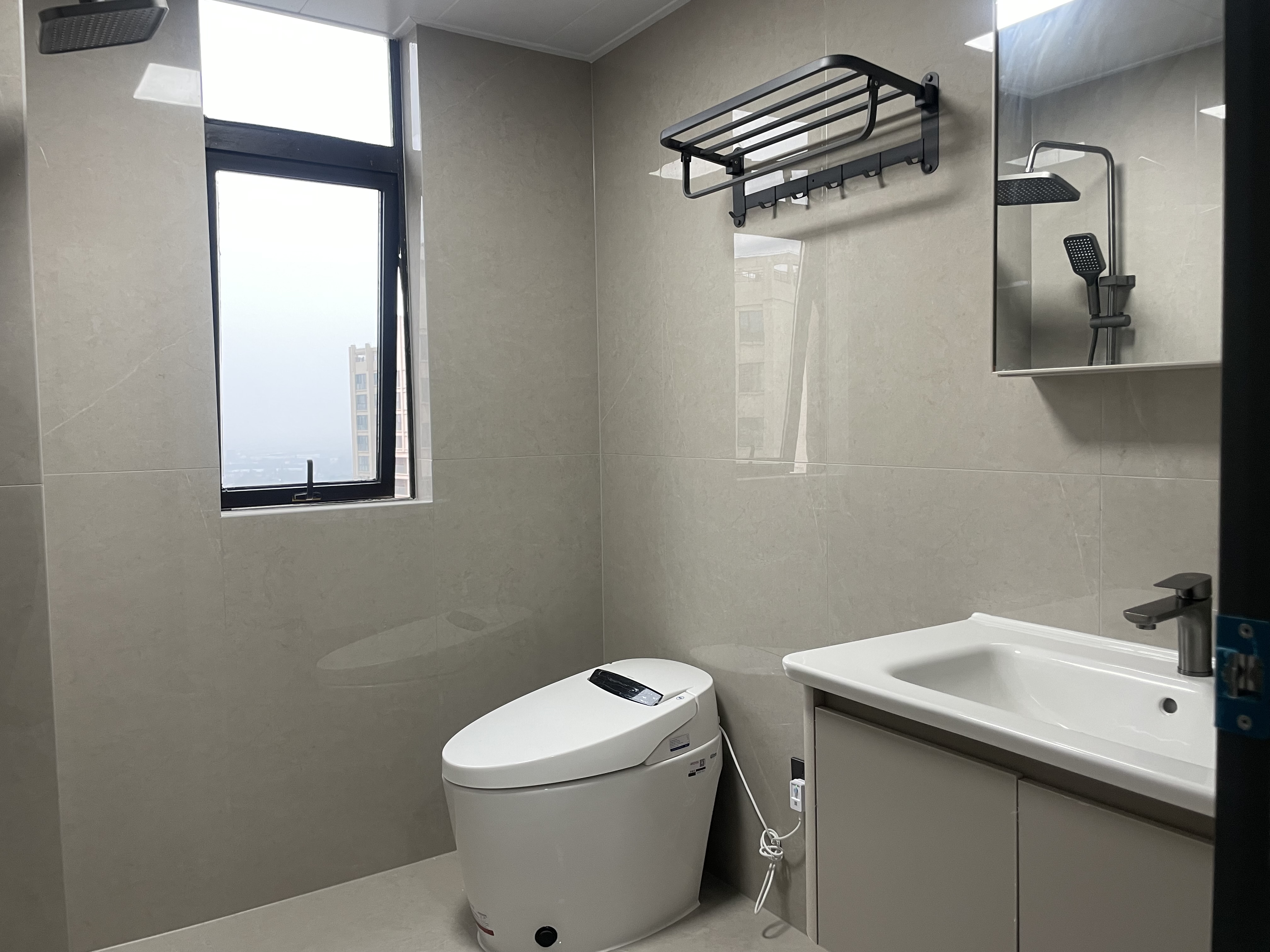 御湖世家3室2厅2卫家具家电齐全适合做婚房年底要结緍的理想选择！