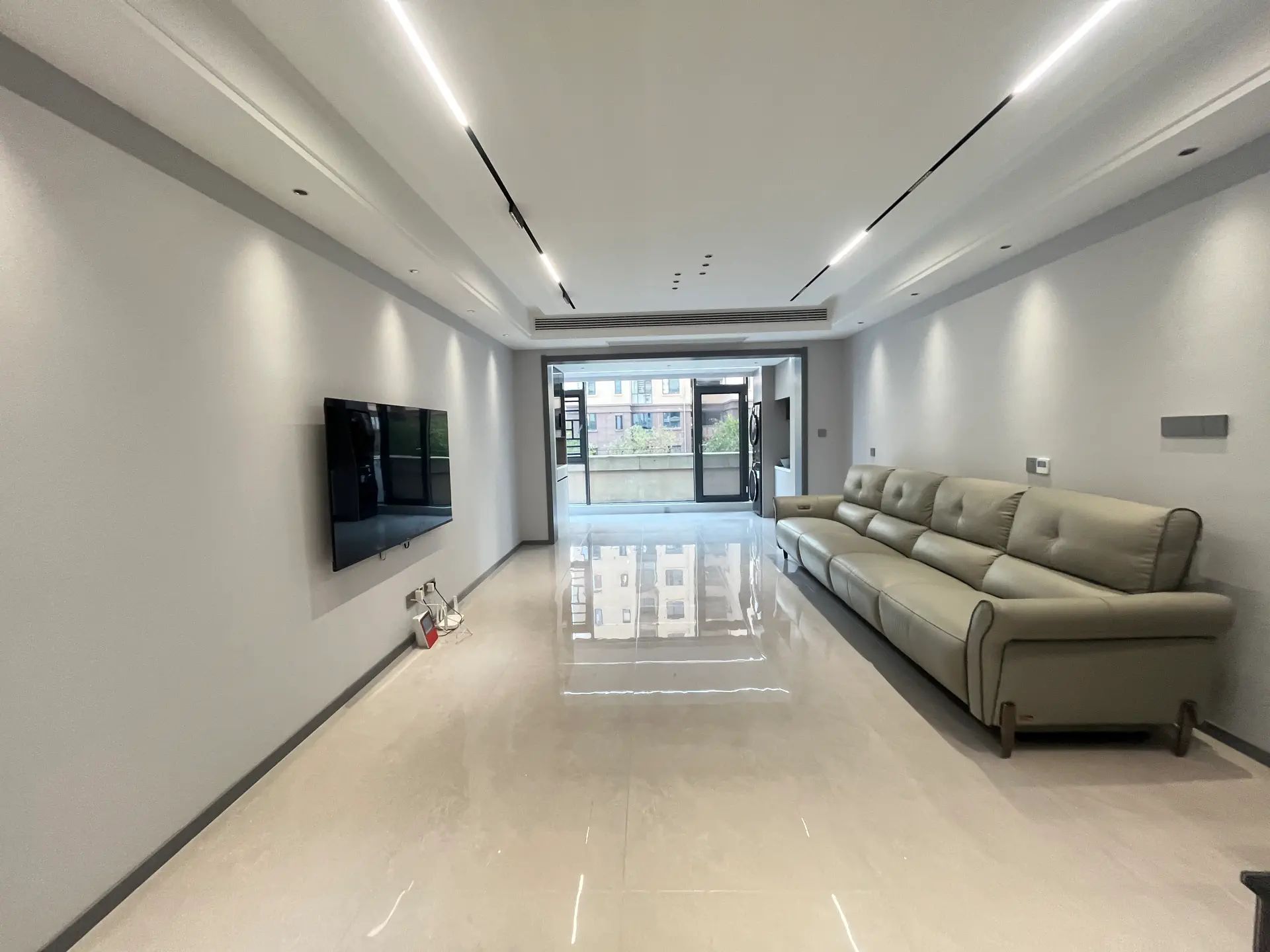 城南，荣怀二楼，带大露台，精装三房两厅两卫，证满二，南北通透