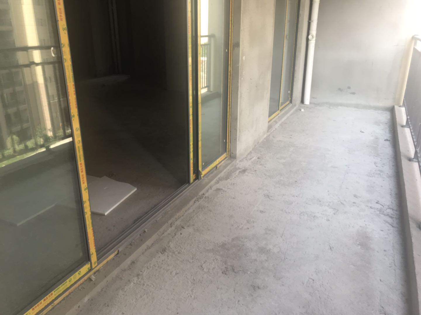 元泰未來城c區(qū)毛坯四房超大陽臺南北通透戶型方正