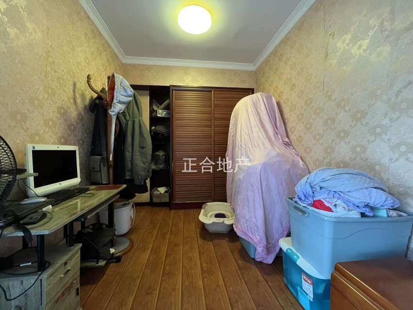 武商附近精装三房，送地下车位，旁边就是雪校，基本毛坯价出售