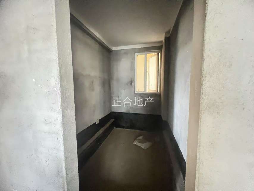 城南二中二小旁，森林国际城毛坯三房，捡漏单价4800！