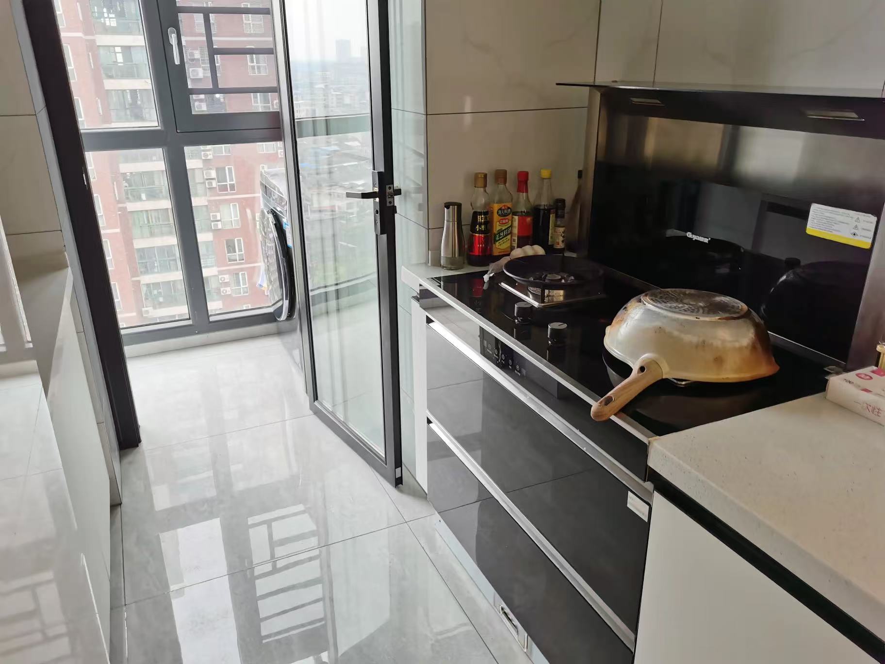 天下城市星座，成色新，品质装修家居家电齐全，中高楼层，采光很好，诚心出售！！