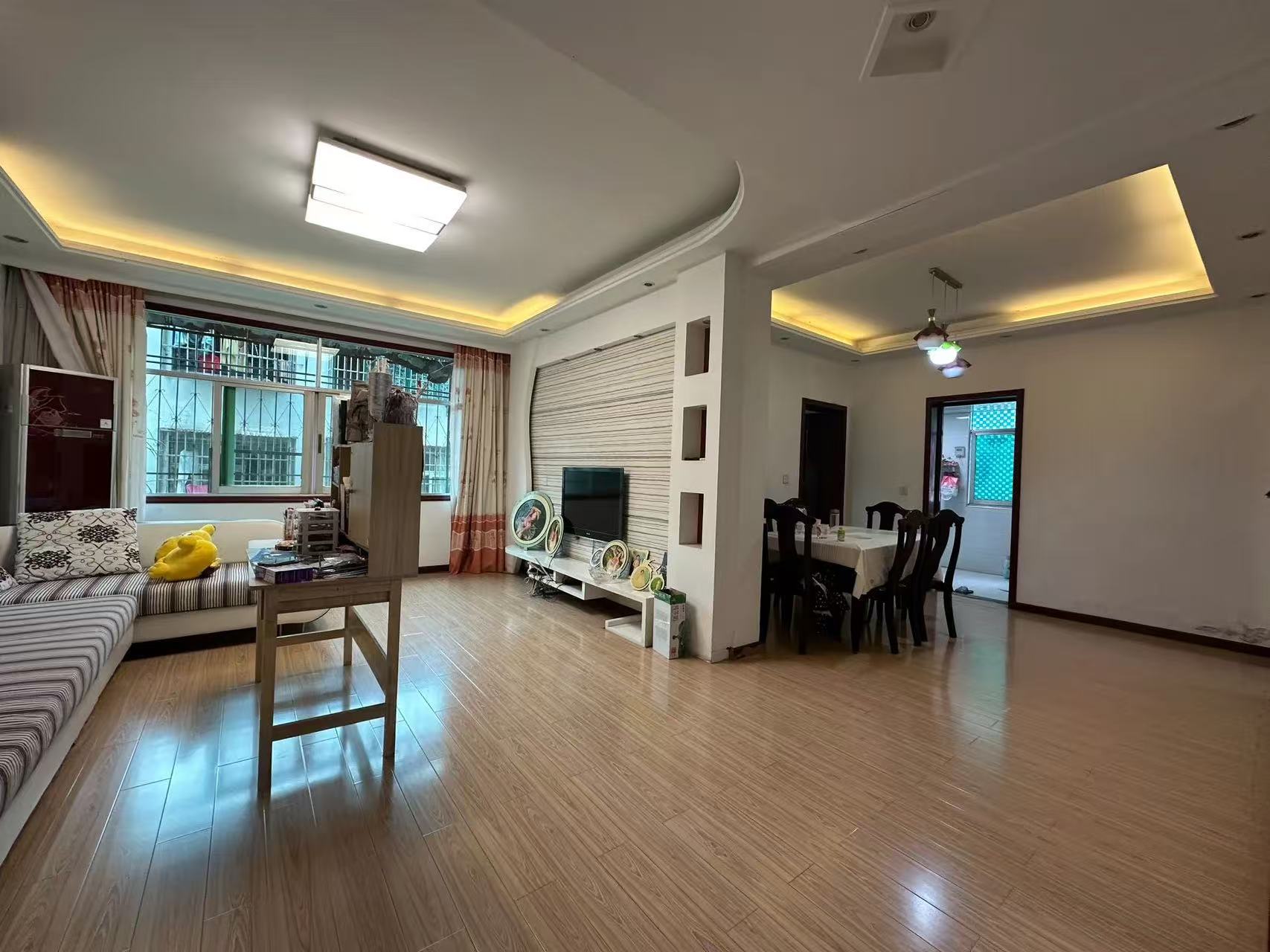 30w以内，步梯3楼，成色很新，精装三房，价格可谈