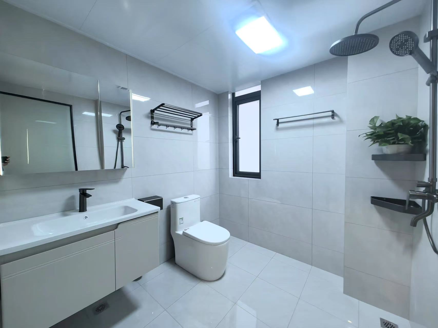 商城旁，三合鑫城，电梯精装3房两卫，全新装修，拎包入住，老证，