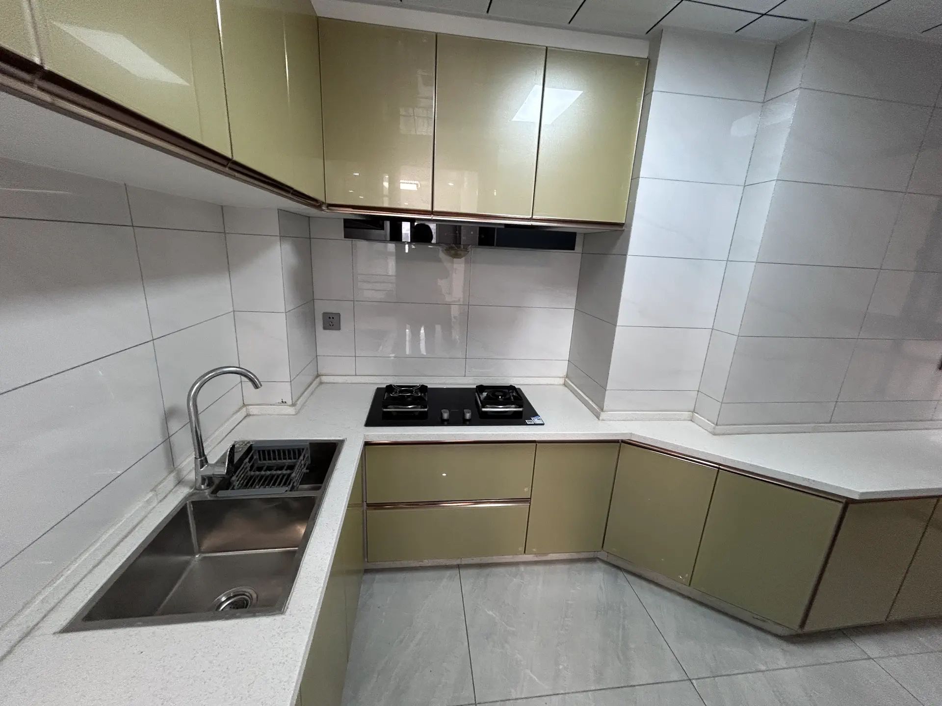 城南，森林国际城，湖景精装三房，中间楼层，一口价47.5万，证满二