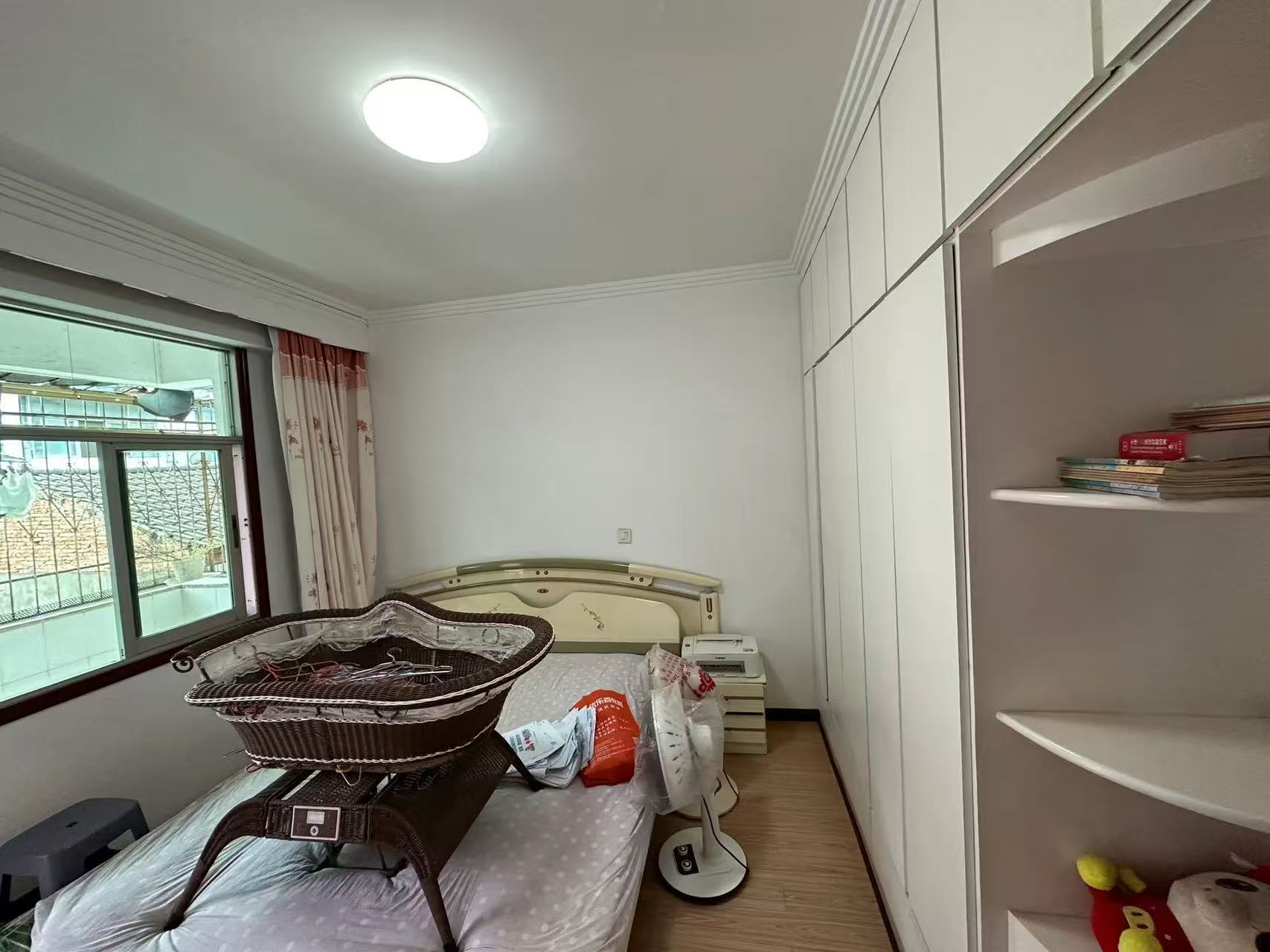 30w以内，步梯3楼，成色很新，精装三房，价格可谈