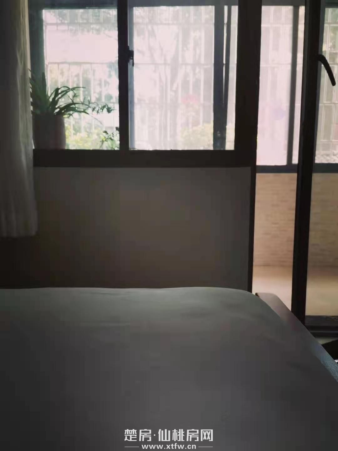 戶型：三室一廳一衛(wèi)一廚實(shí)用面積：70平方米：三五 到商城、菜場、中 ，優(yōu)越 房