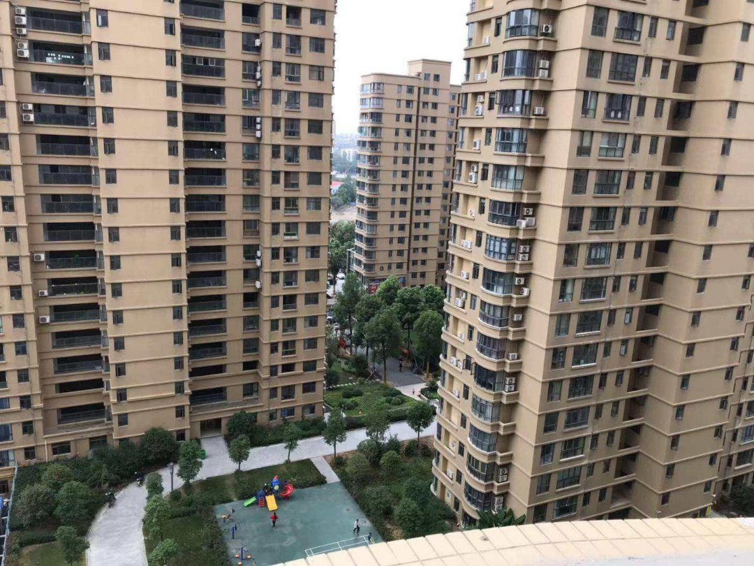 急售合和國際好樓層90平小三房成色新總價低，領包入住
