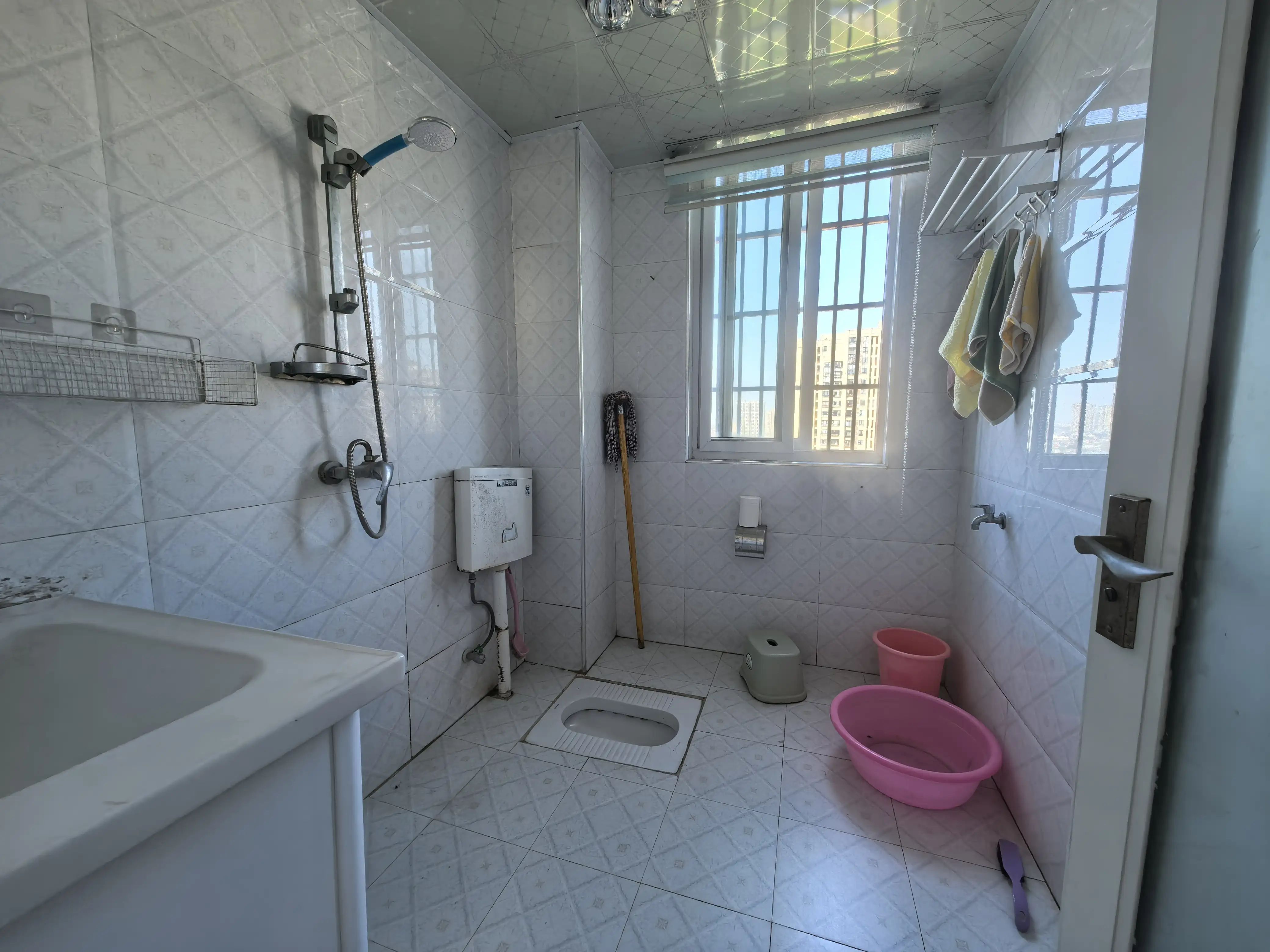 仙桃一中正对面，翰林公馆，边户，精装两房，老证，看中可谈，成色新，直接住