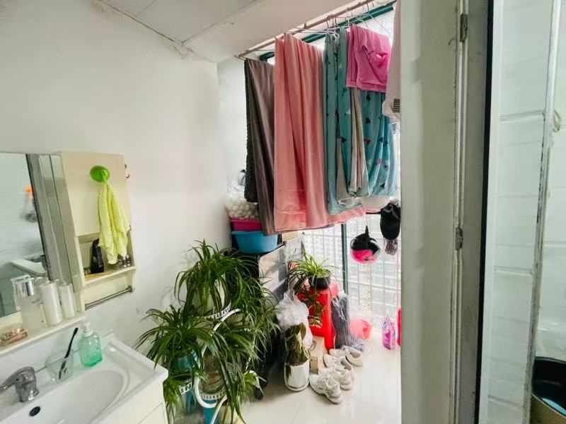 天下城市星座，成色新，品质装修家居家电齐全，中高楼层，采光很好，诚心出售！！