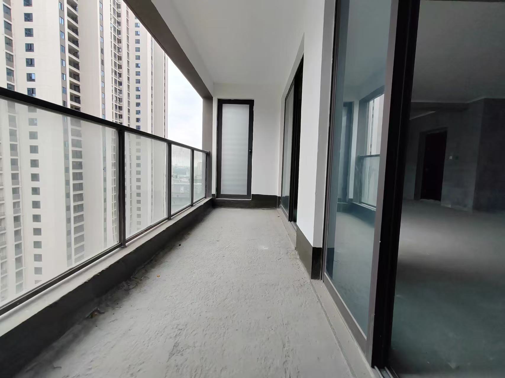 城南，吾悦广场，现房，电梯小高层，好楼层，毛坯四房，一梯一户，单价6382