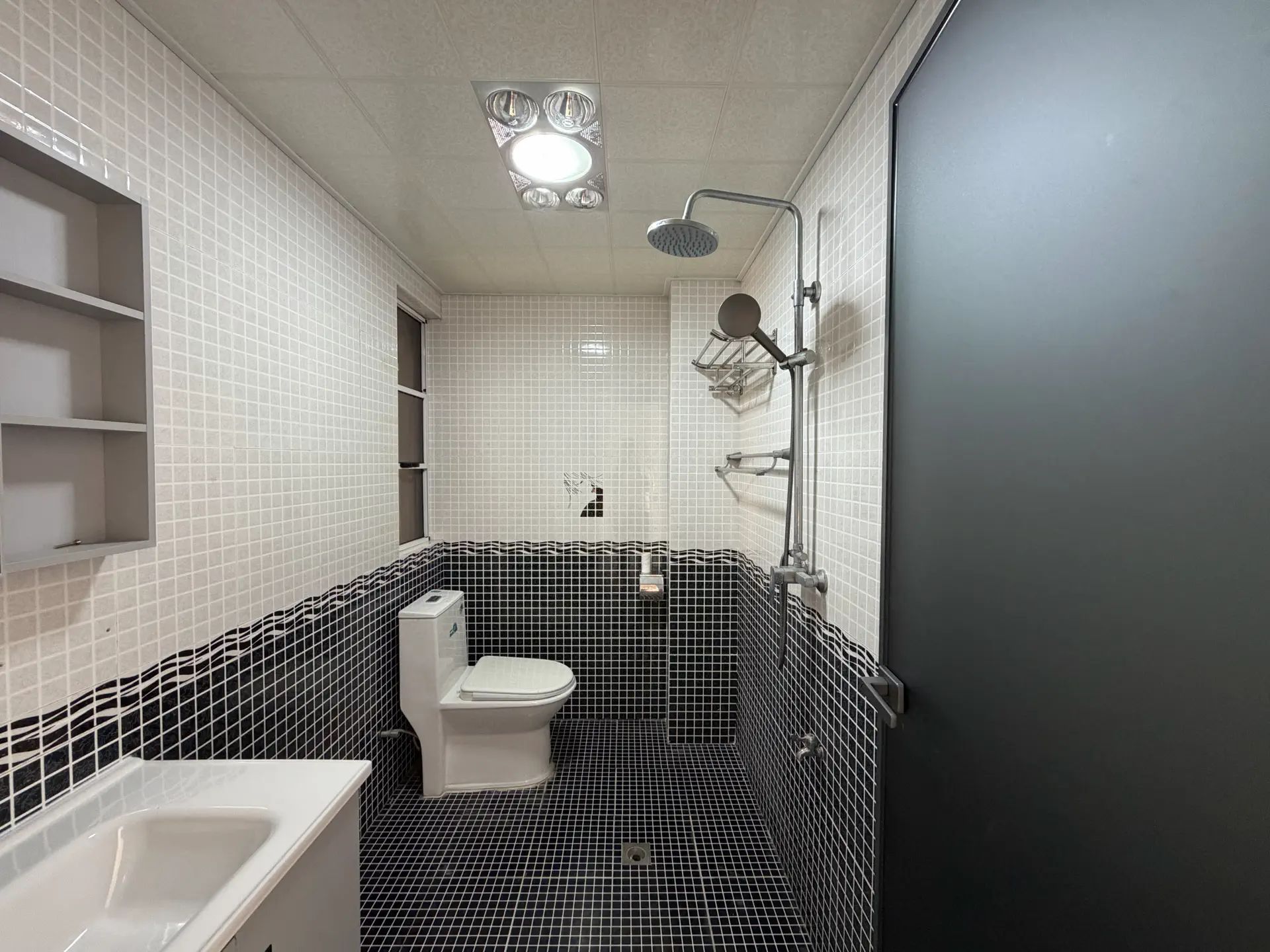 城东品质小区，公园世家，电梯19楼，东边户，精装三房两卫，证满二