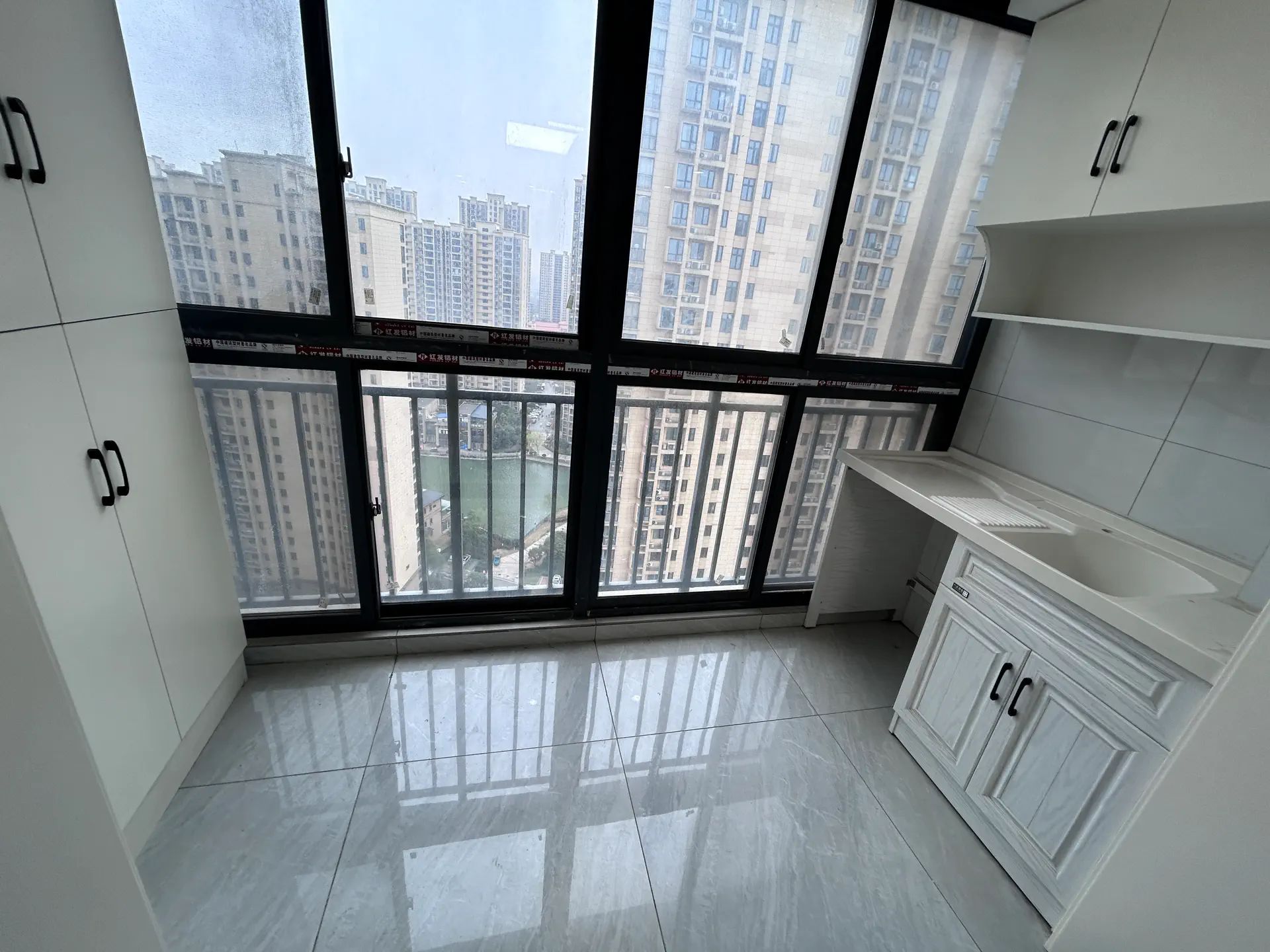 城南，森林国际城，湖景精装三房，中间楼层，一口价47.5万，证满二